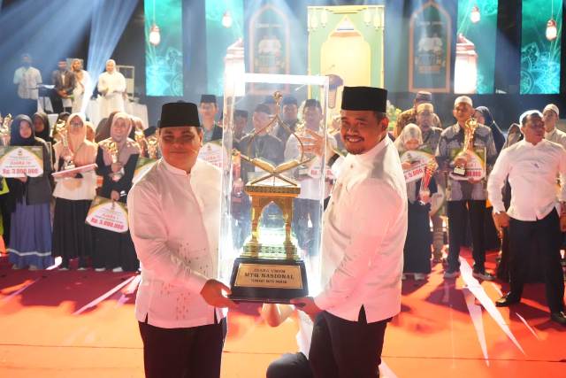 Wali Kota Medan, Bobby Nasution, menyerahkan piala bergilir kepada Camat Medan Belawan sebagai juara umum MTQ ke-56 Kota Medan