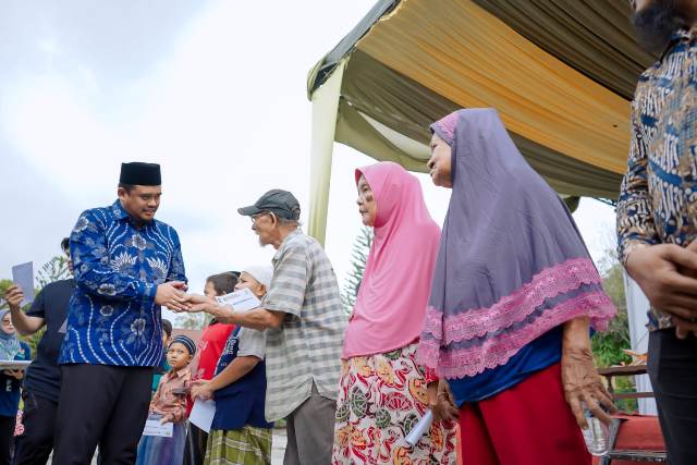 Wali Kota Medan, Bobby Nasution, menyerahkan zakat kepada kaum dhuafa di Kota Medan