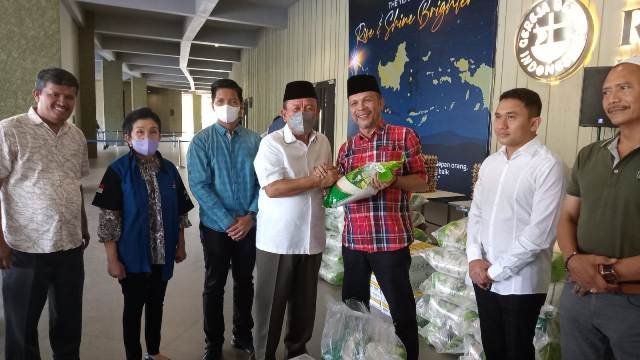Dr RE Nainggolan atas nama Ketua Panitia Hari Doa Nasional menyerahkan bantuan sosial Sekretaris PWI Sumut SR Hamonangan Panggabean