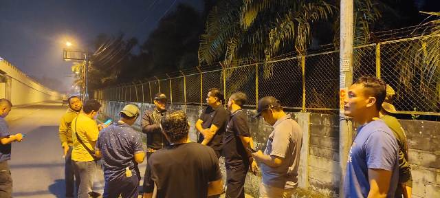 Kapolsek Patumbak, Kompol Faidir Chan, memimpin rekon dan sisir TKP kasus begal pengurus PWI Sumut di dekat fly over Amplas