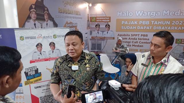 Kepala Bapenda Kota Medan, Benny S Siregar di dampingi Kabid PBB, Sutan Partahi memberikan keterangan kepada wartawan