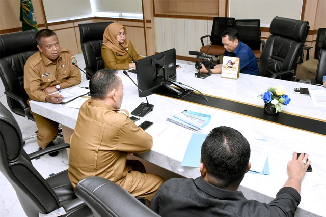Kepala Dinas Perindustrian, Perdaganga, Energi dan Sumber Daya Mineral Sumatera Utara, Mulyadi Simatupang, memberikan keterangan kepada wartawan