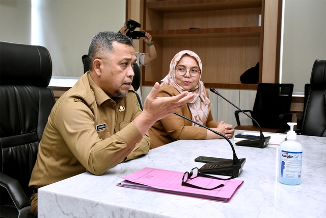 Kepala Dinas Perumahan dan Kawasan Permukiman Sumut, Alfi Syahriza, memberikan keterangan kepada wartawan