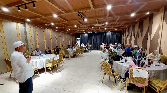 Ketua PWI Sumut, Farianda Putra Sinik, memberikan sambutan pada buka puasa bersama