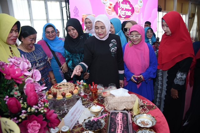 Ketua TP PKK Provinsi Sumatera Utara, Nawal Lubis, pada Lomba Takjil Ramadhan 1444 H