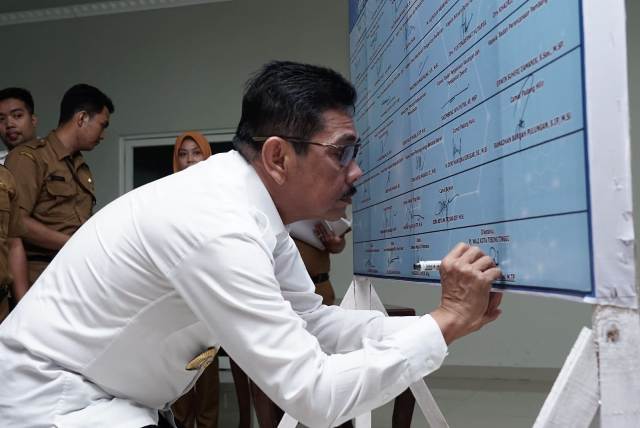 Pj Wali Kota Tebingtinggi, Muhammad Dimiyathi, menandatangani fakta integritas pada pencangan ZI-WBK dan WBBM di Pemkot Tebingtinggi