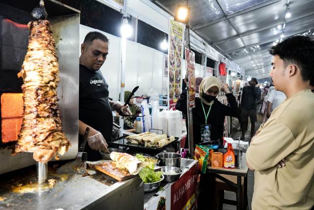 Salah seorang pedagang yang mendapatkan stand di arena Ramadhan Fair