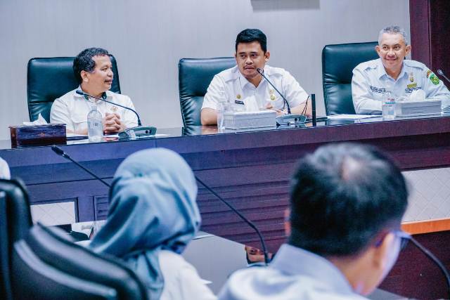 Wali Kota Medan, Bobby Nasution, bersama Kepala BPK RI Sumut, Eydu Oktain Panjaitan