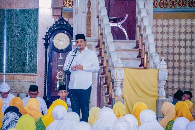 Wali Kota Medan, Bobby Nasution, memberikan sambutan pada Shalat Tasbih, Dzikir dan Doa di Masjid Raya Al Mashun