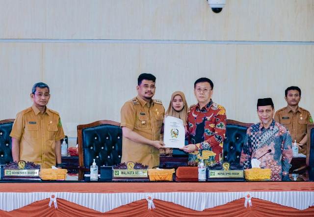 Wali Kota Medan, Bobby Nasution, menerima rekomendasi LKPj dari DPRD
