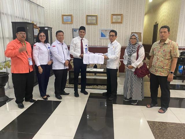 Dirut Perumda Tirtanadi, Kabir Bedi, membagikan 8500 handuk untuk jamaah haji Sumut Embarkasi Medan di Asrama Haji Medan
