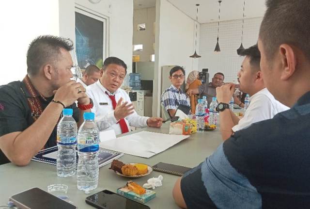 Kepala Bapenda Medan, Benny Sinomba Siregar, menagih tunggakan pajak dengan mendatangi wajib pajak di Medan