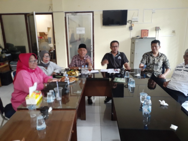 Ketua Panitia, Rifki Warisan bersama Sekretaris Sugiatmo memimpin rapat panitia famili gathering PWI Sumut