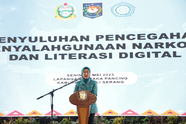 Ketua TP PKK Pusat, Tri Tito Karnavian, memberikan penyuluhan narkoba kepada siswa SMA di Sumut