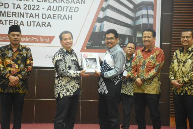 Pj Wali Kota Tebingtinggi, Muhammad Dimiyathi, menerima LKPD 2022 dari Kepala Perwakilan BPK RI Sumut, Eydu Oktain Panjaitan