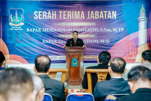 Pj Wali Kota Tebingtinggi, Syarmadani, memberikan sambutan pada pisah sambut Pj Wali Kota di Tebingtinggi