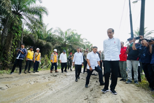 Presiden Jokowi tinjau jalan rusak di Desa Sialang Taji, Kecamatan Kualuh Selatan, Kabupaten Labuhanbatu Utara