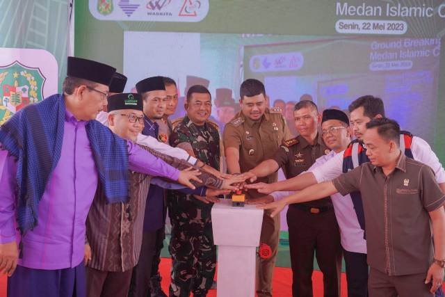 Wali Kota Medan, Bobby Nasution, bersama Forkopimda menekan tombol tanda di mulainya pembangunan Islamic Center Medan