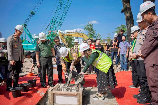 Wali Kota Medan, Bobby Nasution bersama Ketua Komisi 1 DPR RI, Meutya Hafid, memasukan cor semen tanda dimulainya revitalisasi Stadion Kebun Bunga Medan