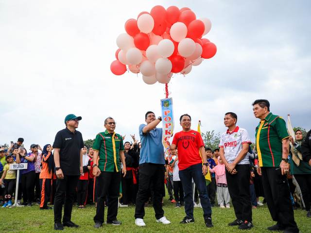 Wali Kota Medan, Bobby Nasution, melepas balon tanda dibukanya Popkot 2023