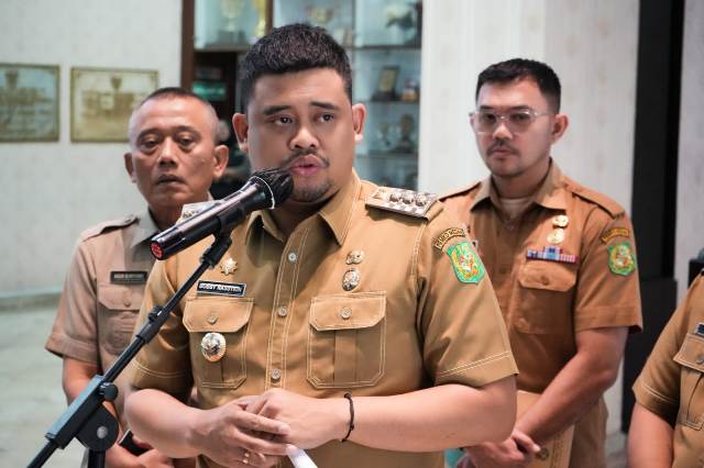 Wali Kota Medan, Bobby Nasution, memberikan keterangan kepada wartawan 2