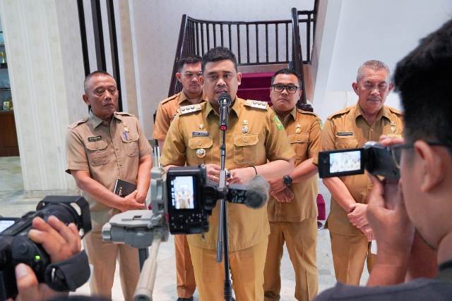 Wali Kota Medan, Bobby Nasution, memberikan keterangan kepada wartawan