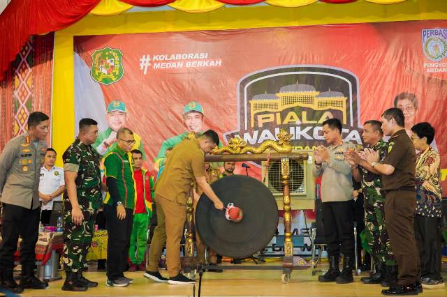 Wali Kota Medan, Bobby Nasution, memukul gong saat membuka kejuaraan 8 cabor di GOR Pradipa Perguruan Dr Wahidin Sudirohusodo Medan Labuhan