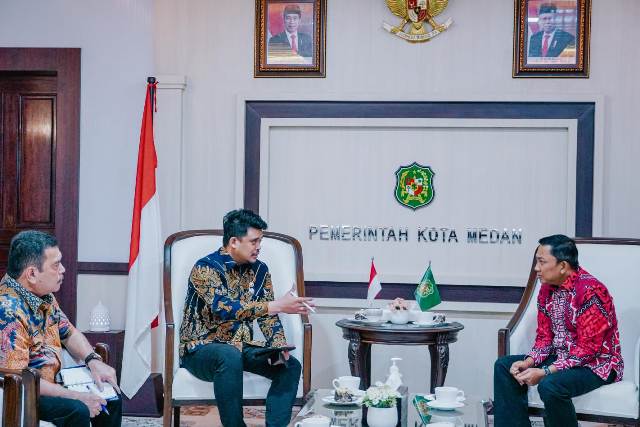 Wali Kota Medan, Bobby Nasution, menerima Kepala Otoritas Jasa Keuangan (OJK) Regional 5 Sumatera Bagian Utara (Sumbagut), Bambang Mukti Riyadi, di Balai Kota Medan