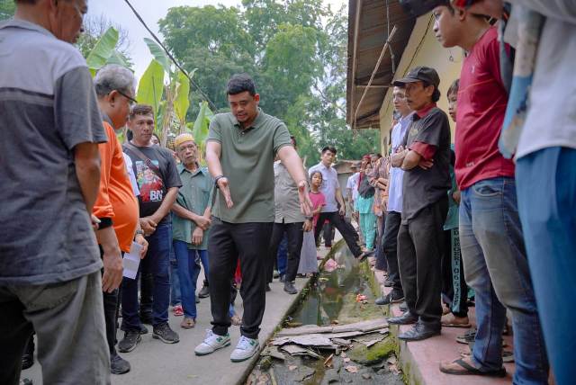 Wali Kota Medan, Bobby Nasution, meninjau kondisi drainase di Kecamatan Medan Denai.