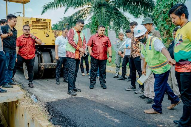 Wali Kota Medan, Bobby Nasution, meninjau pengaspalan Jalan Bunga Rampai III Medan Tuntungan 1