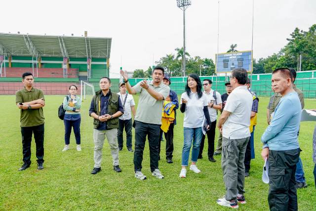 Dirjen Cipta Karya Kementerian PUPR RI, Diana Kusumastuti, bersama Wali Kota Medan, Bobby Nasution, meninjau Stadion Teladan Medan
