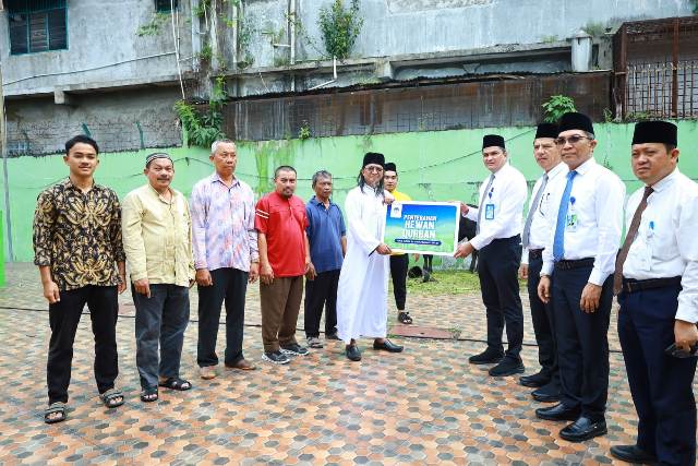 Dirut Perumda Tirtanadi, Kabir Bedi, menyerahkan hewan kurban ke IPAM Sunggal