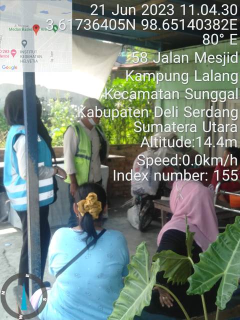 Kacab Sei Agul Perumda Tirtanadi, Marhamah, meninjau air di rumah warga Helvetia