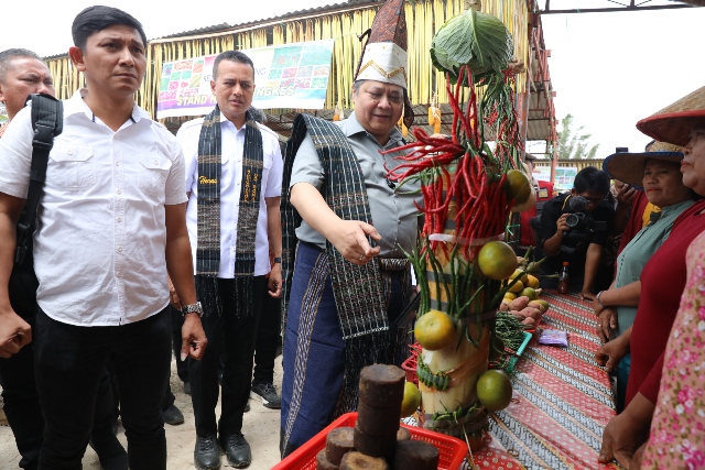 Menteri Perekonomian, Airlangga Hartarto, melihat hasil pertanian usai meresmikan Closed Loop KPT-S di Kabupaten Simalungun