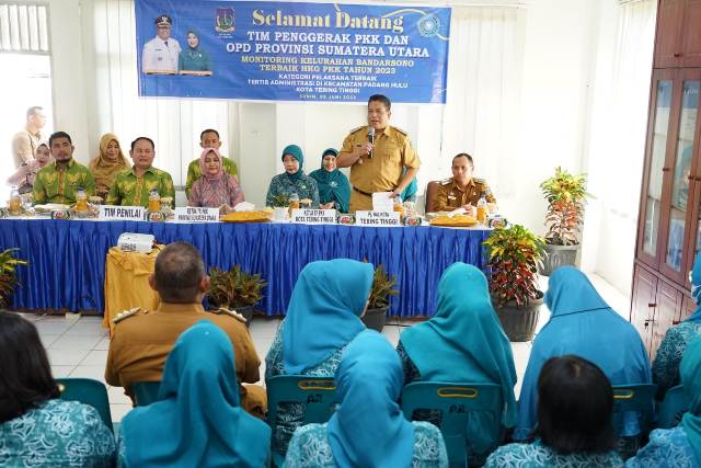 Pj Wali Kota Tebingtinggi, Syarmadani, memberikan sambutan pada kunjungan Ketua TP PKK Provinsi Sumut, Nawal Lubis, di Kota Tebingtinggi