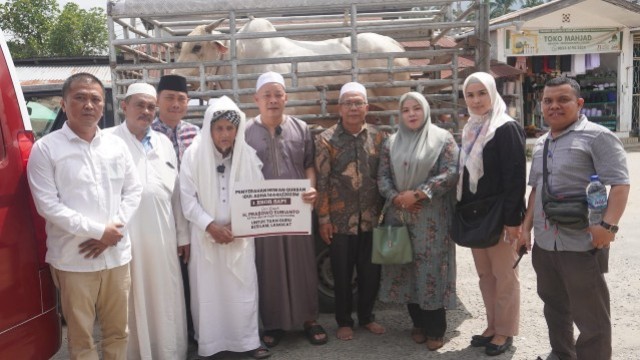 Prabowo-serahkan-hewan-kurban-ke-Besilam