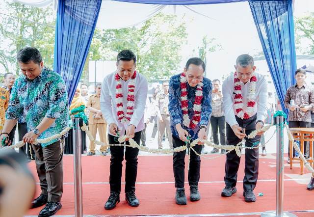 Sekda Medan, Wiriya Alrahman, menggunting pita peresmian Closed House Teaching Farm