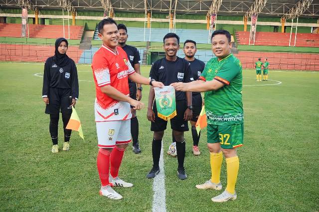 Wakil Bupati Sergai, Adlin Tambunan dengan Kepala Bapenda Medan, Benny Siregar, pada pertandingan di Stadion Teladan Medan