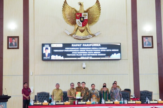 Wakil-Wali-Kota-Medan-Aulia-Rachman-menyerahkan-nota-jawaban-Wali-Kota-kepada-Ketua-DPRD-Medan