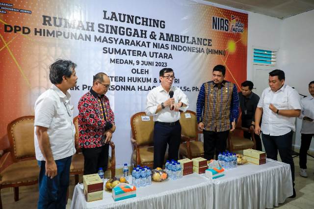 Wali Kota Medan, Bobby Nasution, bersama Menkumham, Yasonna H Laoly, di rumah singgah masyarakat Nias