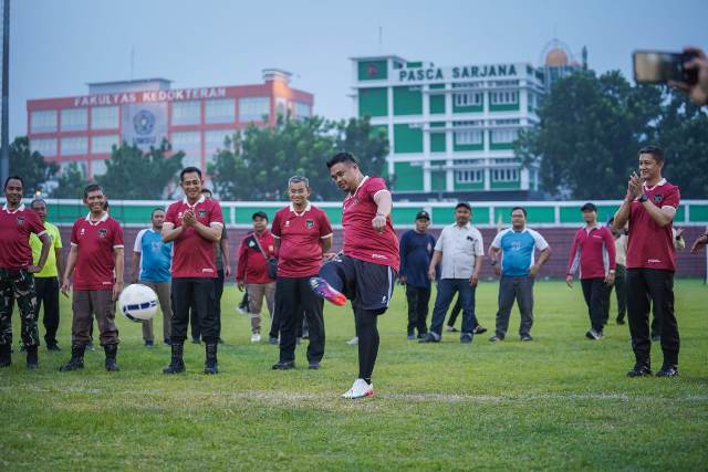 Wali Kota Medan, Bobby Nasution, melakukan tendangan pertama saat membuka kompetisi antara instansi Pemkot Medan