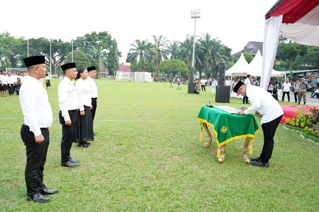Wali Kota Medan, Bobby Nasution, melantik ASN PPPK Kota Medan di Stadion Mini USU