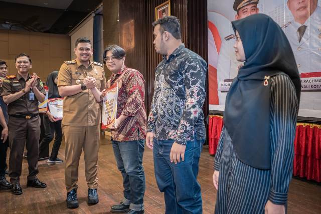 Wali Kota Medan, Bobby Nasution, memberikan bantuan bea siswa perguruan tinggi kepada warga Kota Medan
