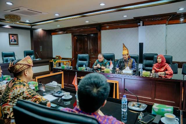 Wali Kota Medan, Bobby Nasution, menerima kunjungan Dubes RRT untuk Indonesia, Mr Lu Kang, di Balai Kota Medan