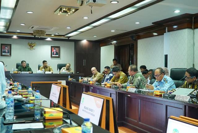 Wali Kota Medan, Bobby Nasution, menerima kunjungan Komisi II DPR RI di Balai Kota Medan