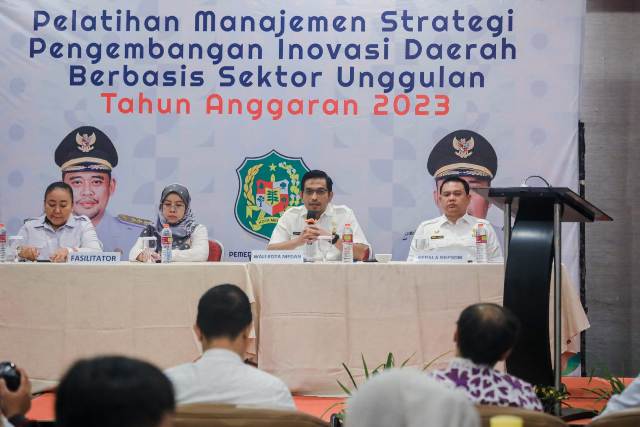 Asisten Umum Setdakota Medan, Ferry Ichsan, membuka pelatihan inovasi daerah