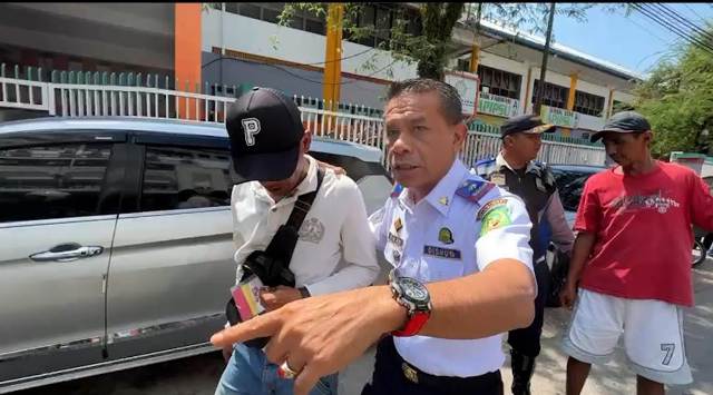 Kadis Perhubungan Kota Medan, Iswar Lubis, menertibkan Jukir di Jalan Jambi