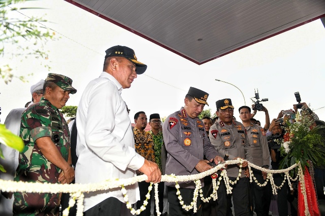 Kapolri, Jenderal Listyo Sigit Prabowo, menggunting pita peresmian RS Bhayangkara Medan
