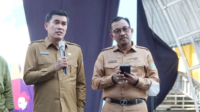 Kepala-Biro-Perekonomian-Setdaprov-Sumut_-Naslindo-Sirait_-bersama-Kadis-Kominfo_-Ilyas-Sitorus
