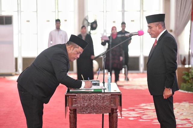 Kepala Perwakilan BKKBN Sumut, Munawar Ibrahim, menandatangani berita acara pengukuhan